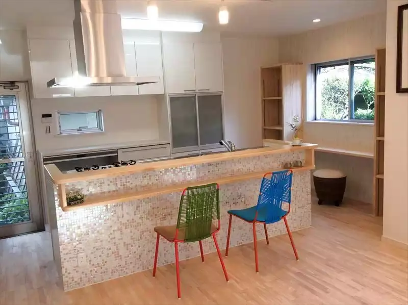 モザイクタイルカウンター付きの対面式キッチンのある住宅内観