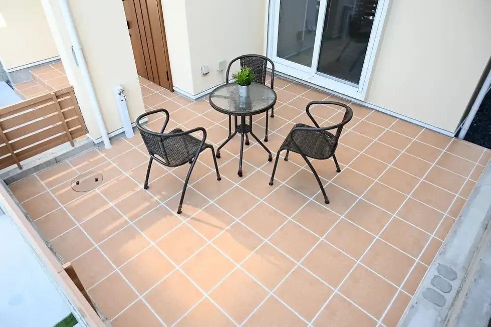 室内とつながるタイルデッキのセカンドリビング