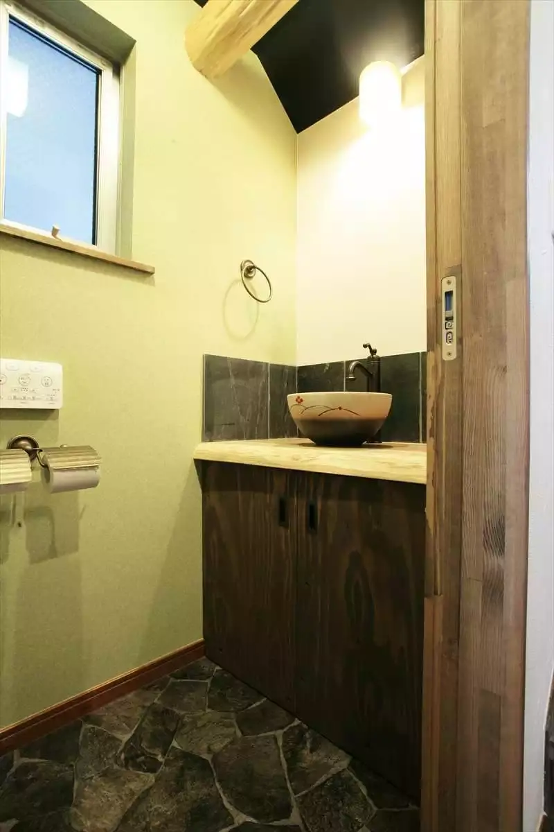 木製カウンターと陶器ボウルを組み合わせた和モダンの手洗いスペース