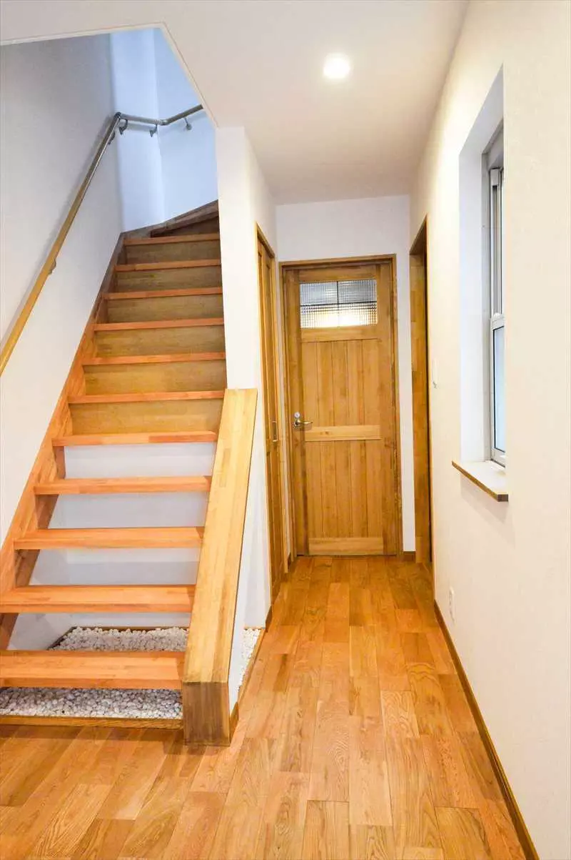 無垢材の階段と廊下