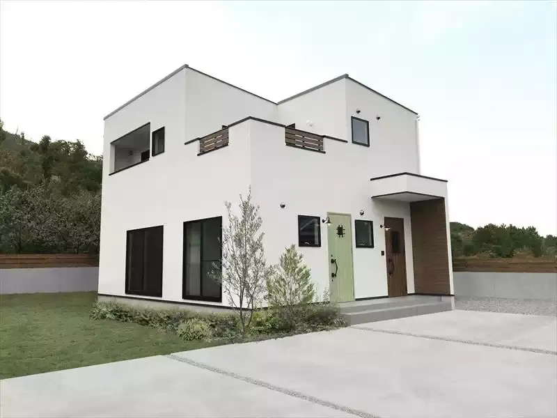 白を基調としたシンプルモダンな二階建て二世帯住宅の外観とアプローチ