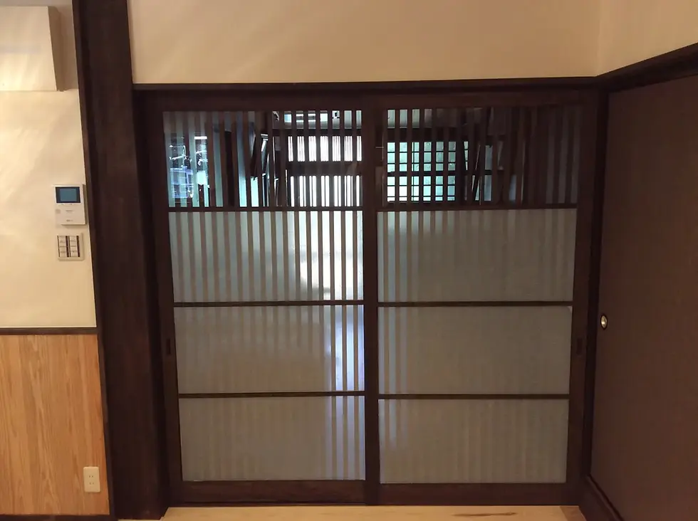和モダン空間に設置した格子デザインの引き戸建具