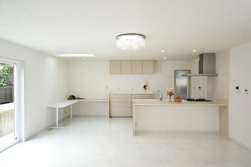 柱のない27畳のワンフロアリビングとシャンデリアのある空間