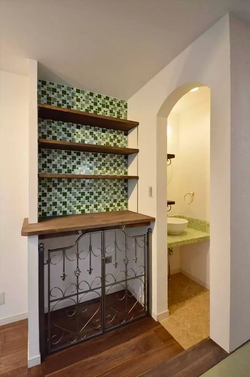 アイアン扉付き造作収納と洗面のある空間