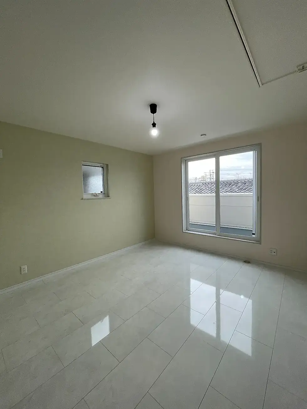 書斎とつながる、明る く落ち着いた雰囲気の寝室