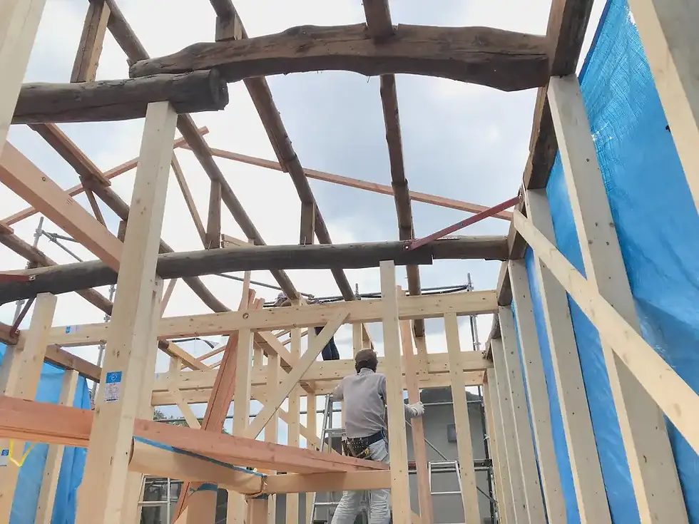 スケルトンリノベーションで構造補強と下地組みを行う施工中の現場。