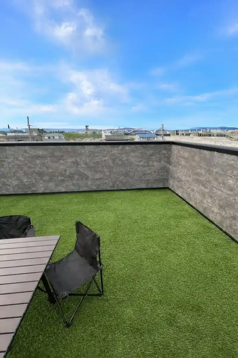 BBQやプールが楽しめる20帖の広々とした屋上庭園