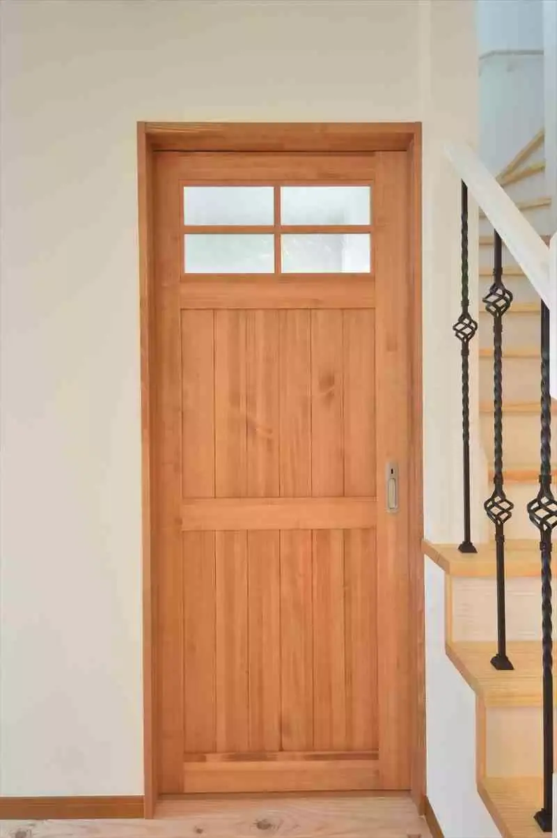 ガラス窓付きのフレンチテイスト建具