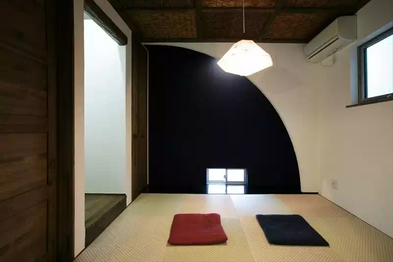 曲線壁を取り入れた和モダンデザインの畳スペース
