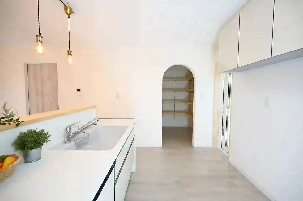 L字可動棚を備えたウォークインタイプのパントリー