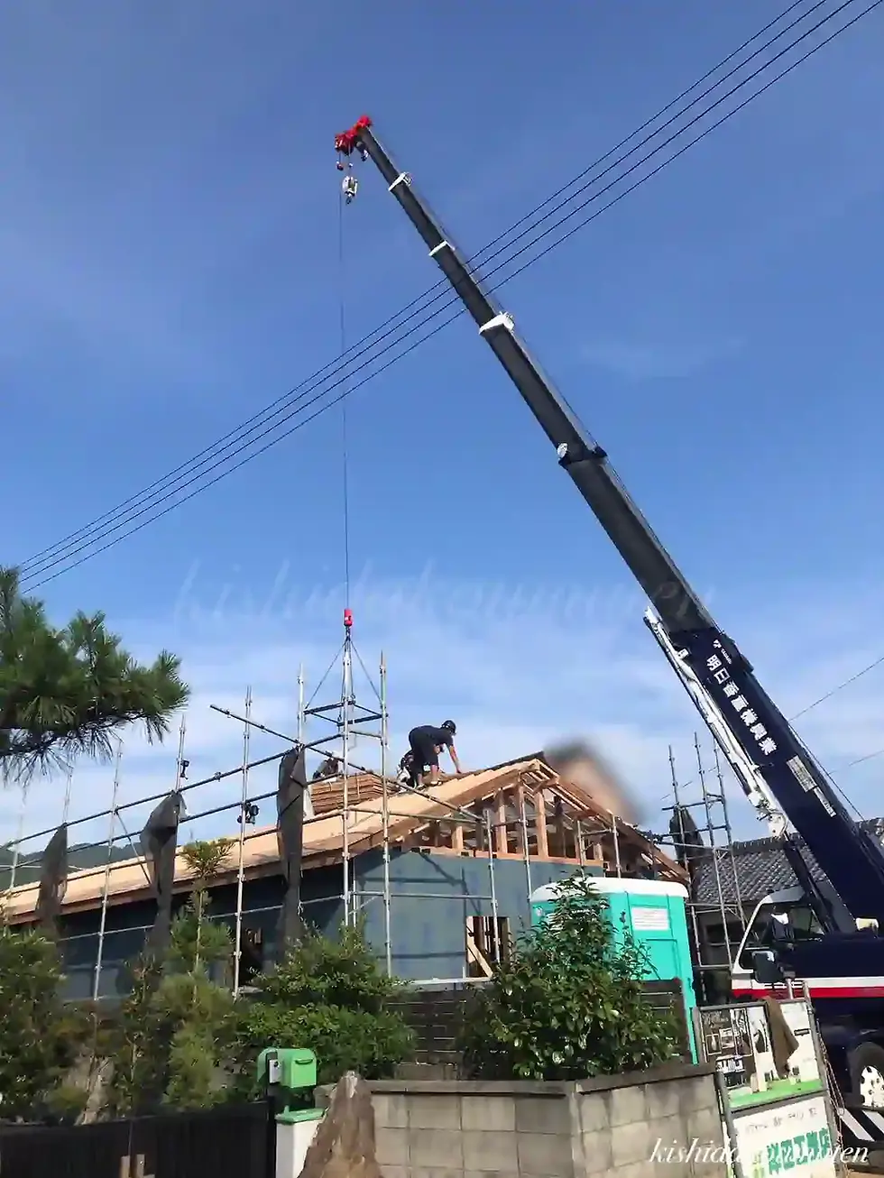 京都府亀岡市で可愛い平屋フレンチハウスの上棟工事が始まった様子
