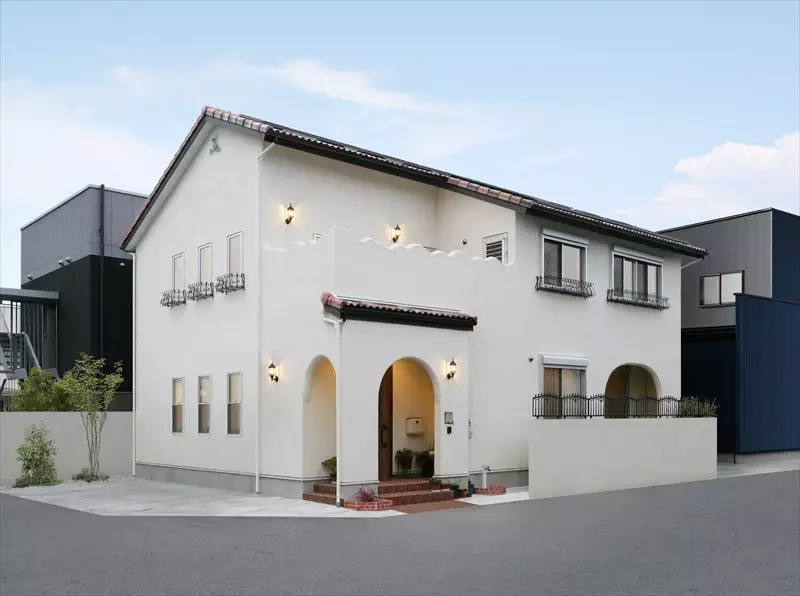 新築住宅 外観 洋風デザイン 白い塗り壁の施工事例