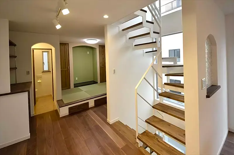 オープン階段とスキップフロアのあるLDK