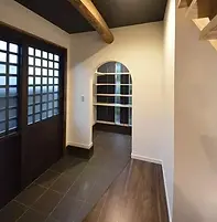 格子戸とアーチ開口を取り入れた和モダン住宅の玄関ホール