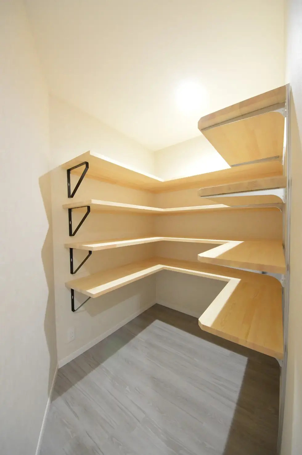 キッチンリフォーム後のパントリー収納。可動棚を設けた使いやすい収納空間。