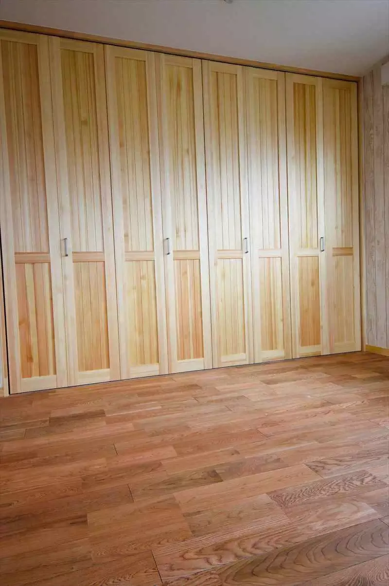 木製扉が並ぶ壁面収納