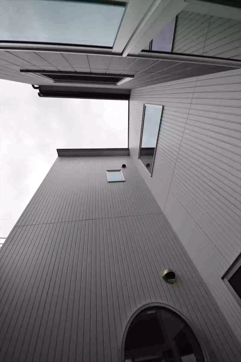 建物に囲まれた縦の吹き抜け