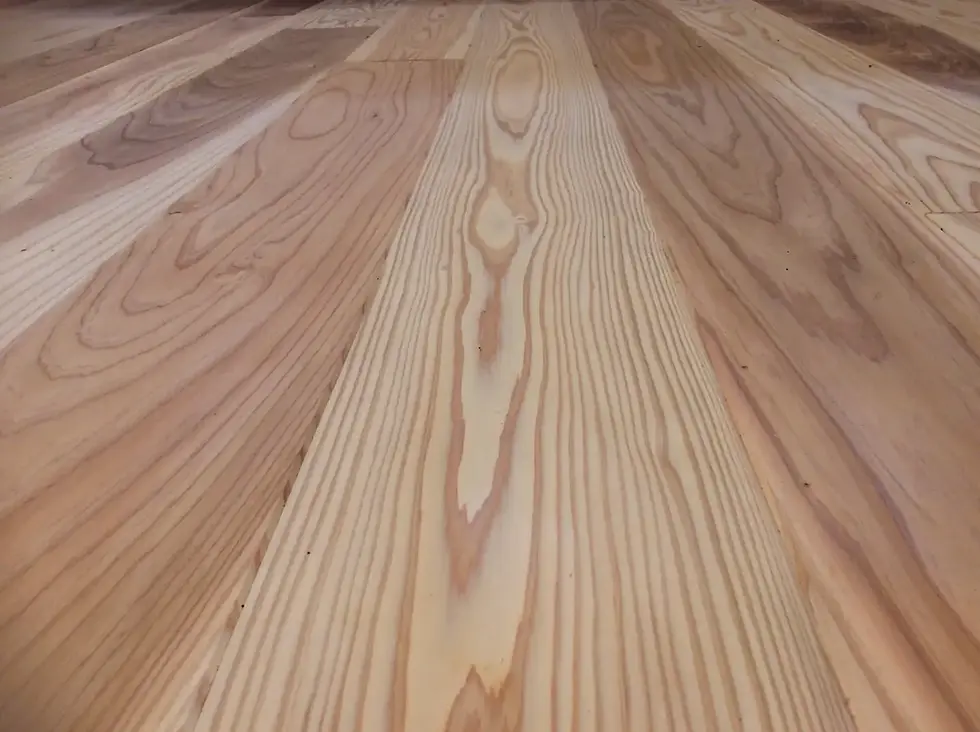 経年変化を楽しめる無垢材フローリングの床。