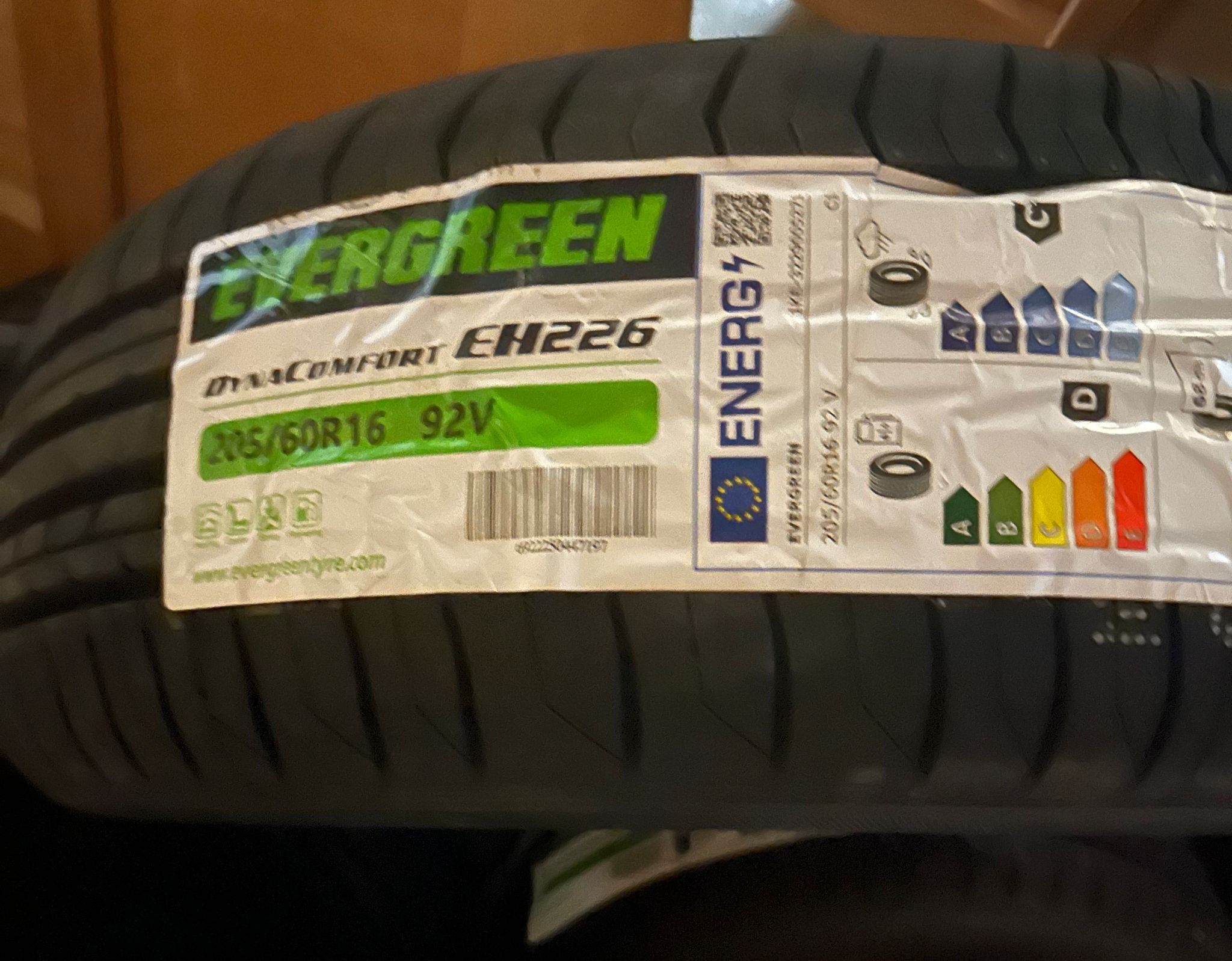 205/60R16 92V