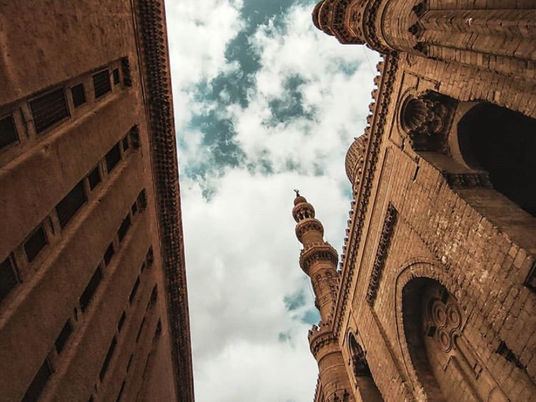 حكايات خلف الجدران