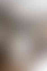 quarto em tons de bege, parede texturizada, penteadeira