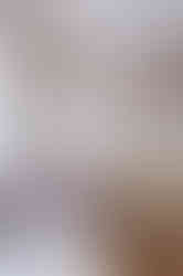 quarto de criança com madeira clara, palhinha e objetos rosa apartamento pe 024