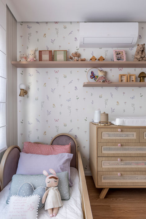 quarto de criança com madeira clara, palhinha e objetos rosa apartamento pe 024
