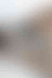 área gourmet com churrasqueira, parede em pedra, tv e bancada