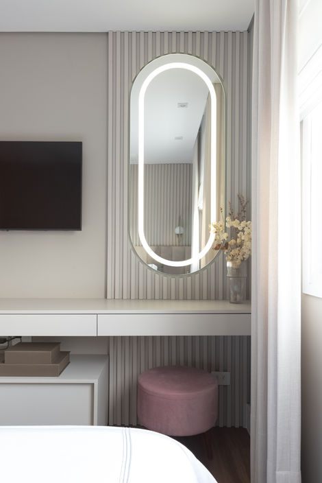 quarto em tons de bege, parede texturizada, penteadeira