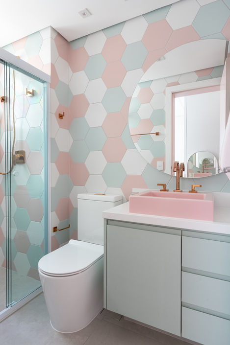 banheiro para criança com cerâmicas coloridas