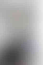 banheiro com assento preto e bancada em mármore