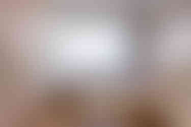 quarto de criança com madeira clara, palhinha e objetos rosa apartamento pe 024