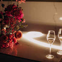 Lichtschlange mit scheinenden Weingläsern