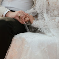 Hochzeitspaar hält Händchen