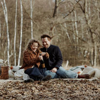 Frau macht Sektflasche auf