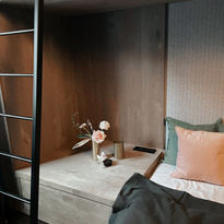 Nachttisch mit kleiner Blume