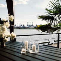 Hamburger Hafen mit Blumenarrangement