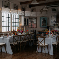 Dinner Setting für eine Hochzeit mit braunen Crossback-Stühlen