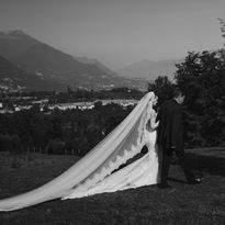 Paar mit Ausblick auf die Berge