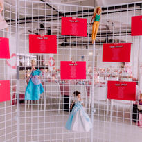 Sitzplan am weißen Gitter