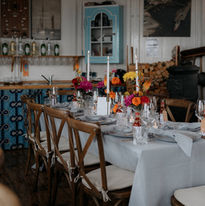 Hochzeitslocation Wartehäuschen Döns mit gedecktem Dinnertisch