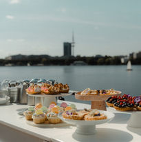 Dessert Buffet mit Meer im Hintergrund