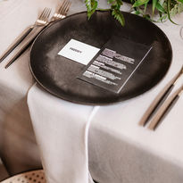 Seating mit schwarzen Tellern