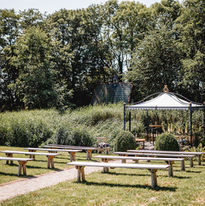 Freie Trauung setting mit Bänken