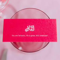 Pinke Platzkarte mit Barbie Schrift