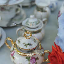 Vintage Teekännchen mit floralem Muster