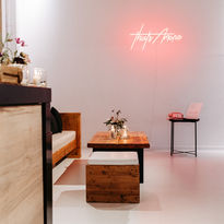 Lounge Area mit LED Schild