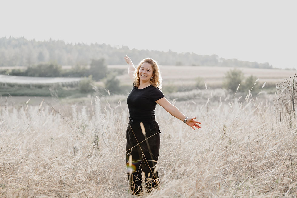 Svenja Fessler mit ausgestreckten Armen im Feld