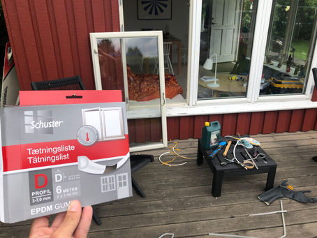 Listet rundt i stuen