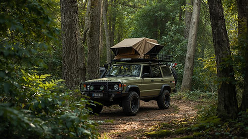 creer uine photo d'un 4x4 avec une tente de toit dans un envirenement de foret(1).jpg
